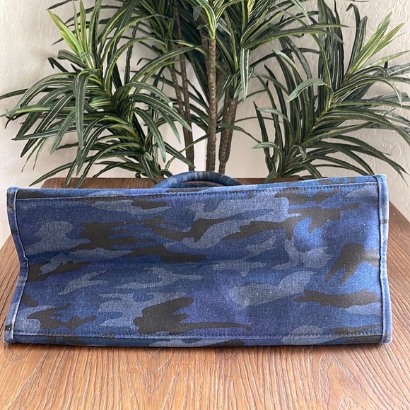 QUILTED KOALA MIDI EAST WEST BAG: DARK BLUE CAMOUFLAGE W/GOLD STAR NWT - Picture 3 of 12